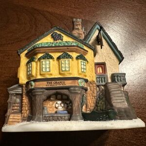 Charles Dickens Heritage The Grapes Inn Ornament Collectors Edition 1996